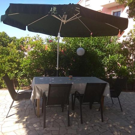 Apartmani Andela I Mladen Debelic 라브 외부 사진