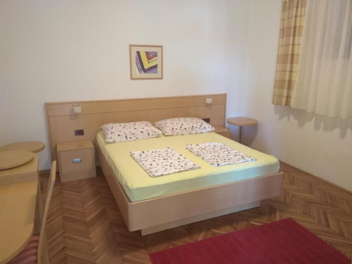 Apartmani Andela I Mladen Debelic 라브 외부 사진