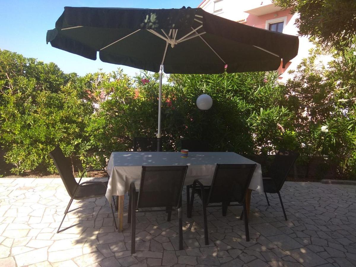 Apartmani Andela I Mladen Debelic 라브 외부 사진