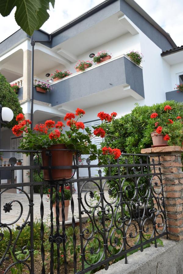 Apartmani Andela I Mladen Debelic 라브 외부 사진