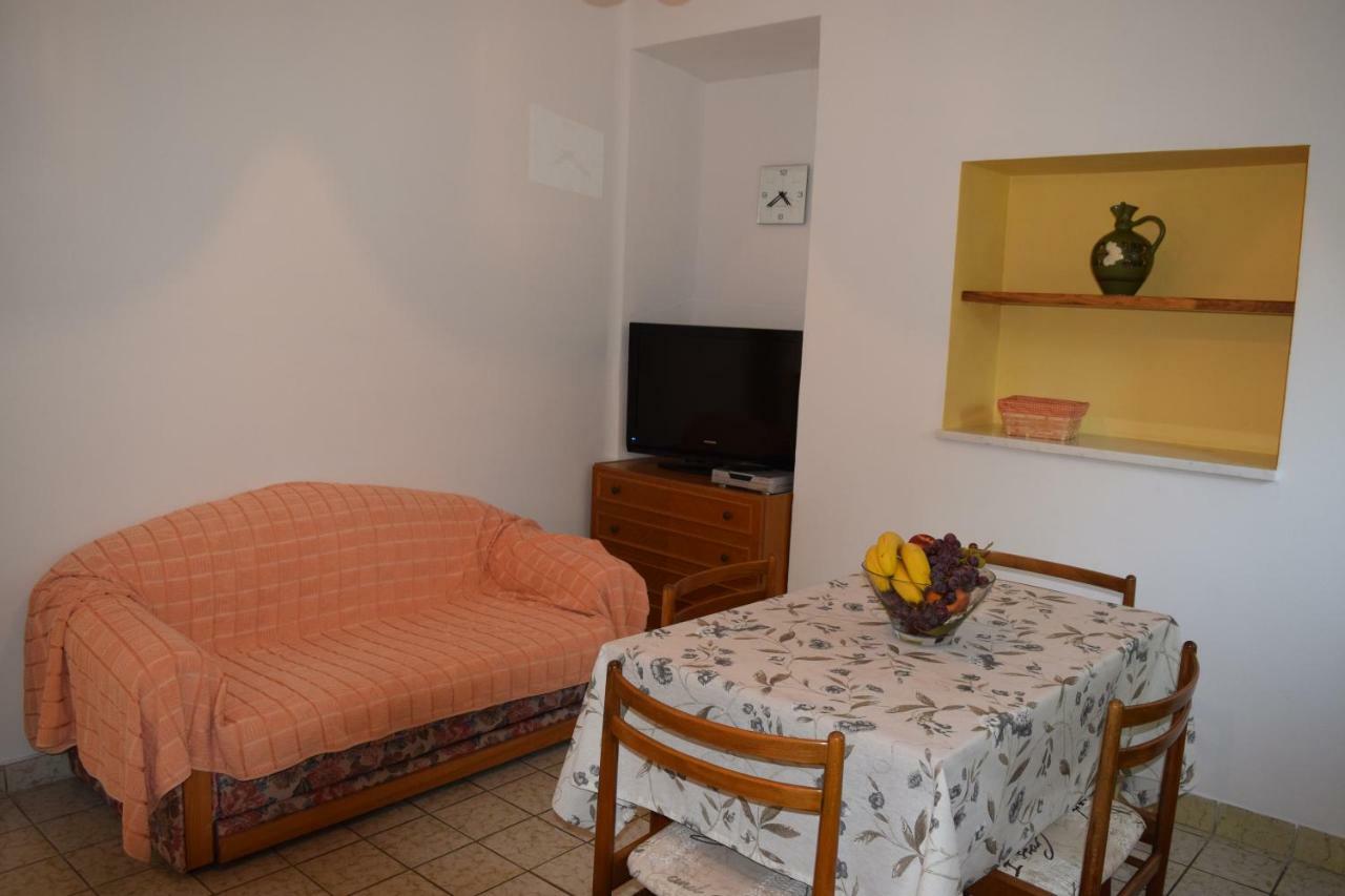 Apartmani Andela I Mladen Debelic 라브 외부 사진