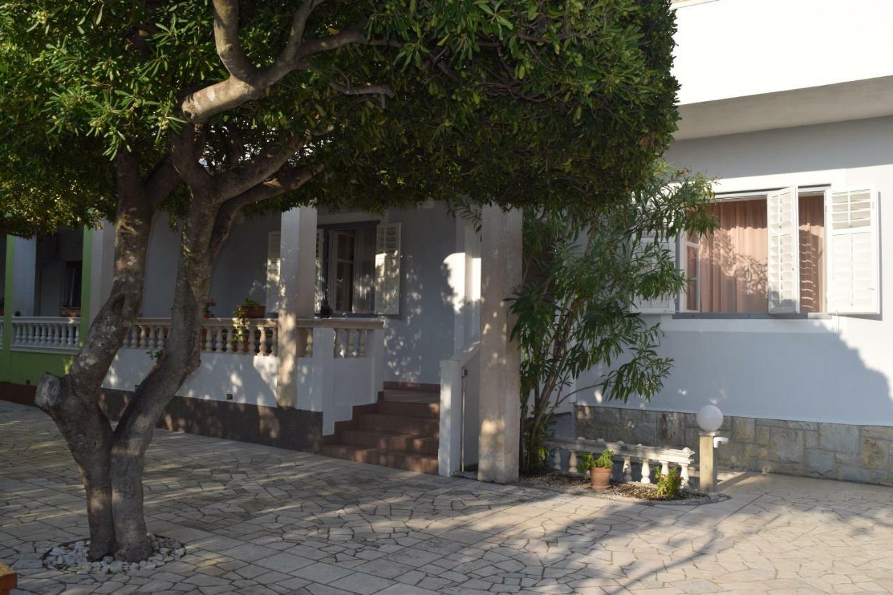 Apartmani Andela I Mladen Debelic 라브 외부 사진