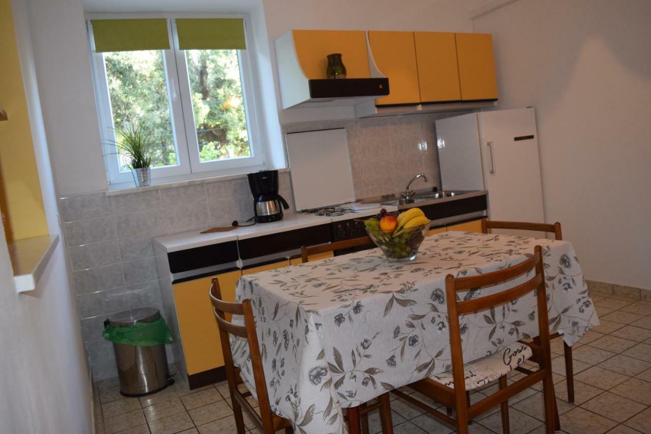 Apartmani Andela I Mladen Debelic 라브 외부 사진