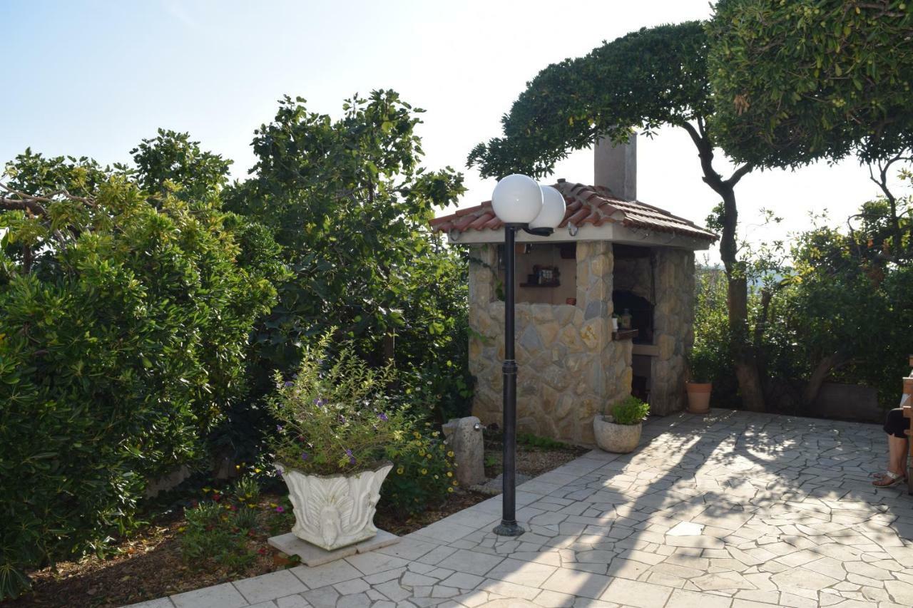 Apartmani Andela I Mladen Debelic 라브 외부 사진