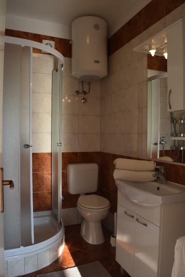 Apartmani Andela I Mladen Debelic 라브 외부 사진