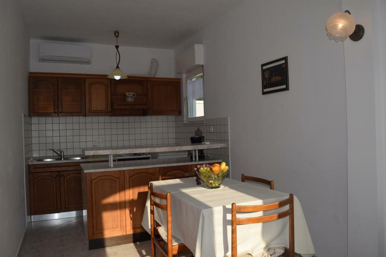 Apartmani Andela I Mladen Debelic 라브 외부 사진